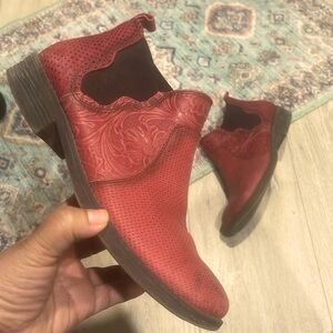Confortiva pillowtop memory form size 8.5 Red Leather woman's bootie Shoes